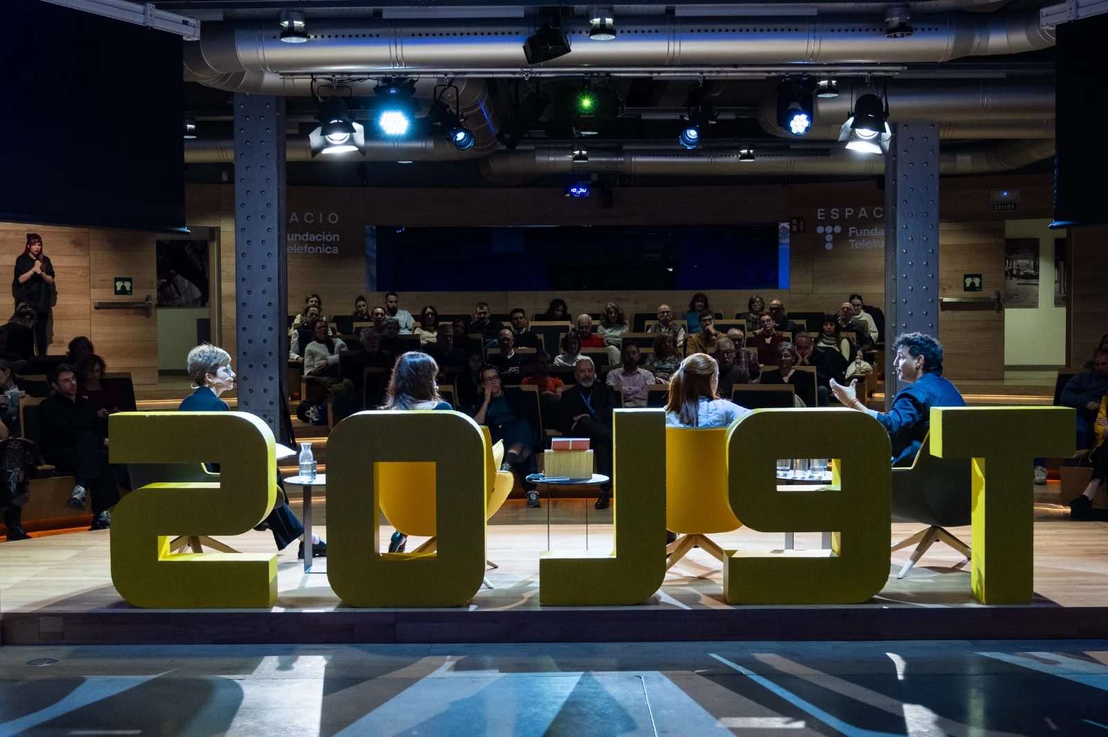 Un momento del encuentro Foro TELOS: Carmen Páez, Clara Ruipérez y Fran Perea