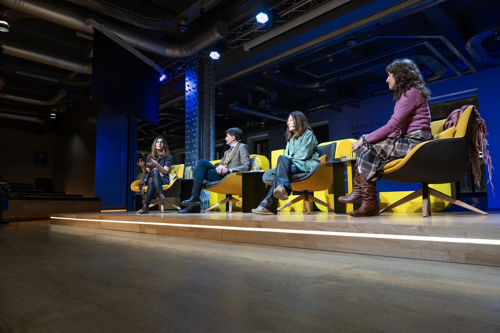 Una imagen del encuentro Foro TELOS: Mar España, Vicente Bellver y Elena Herrero-Beaumont