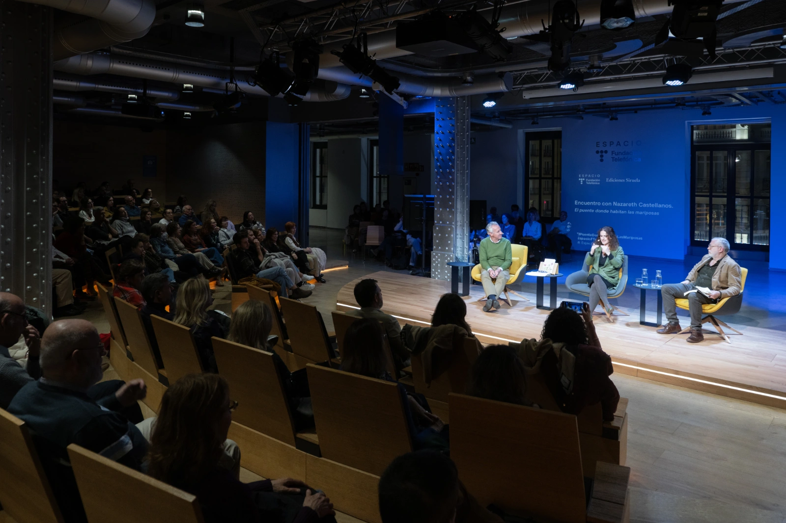 Un momento del encuentro con la neurocientífica Nazareth Castellanos y los periodistas Rafael Ruiz y Lorenzo Milá